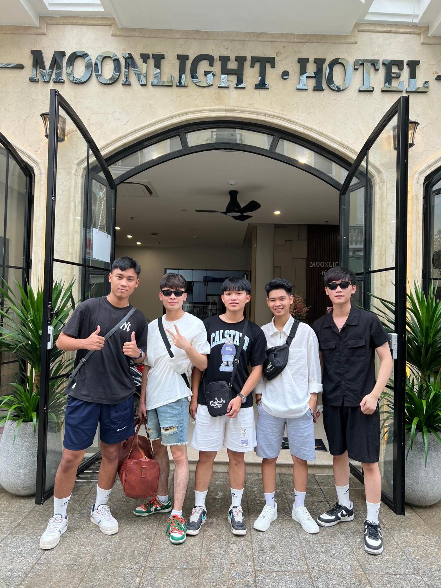 Moonlight Hotel Ha Long Bagian luar foto
