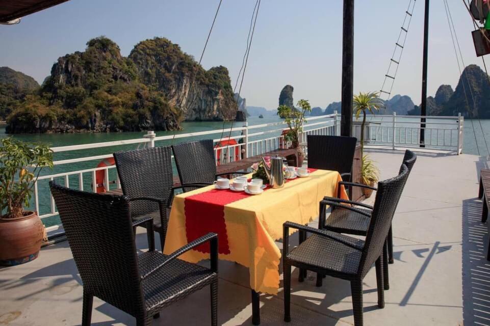 Moonlight Hotel Ha Long Bagian luar foto